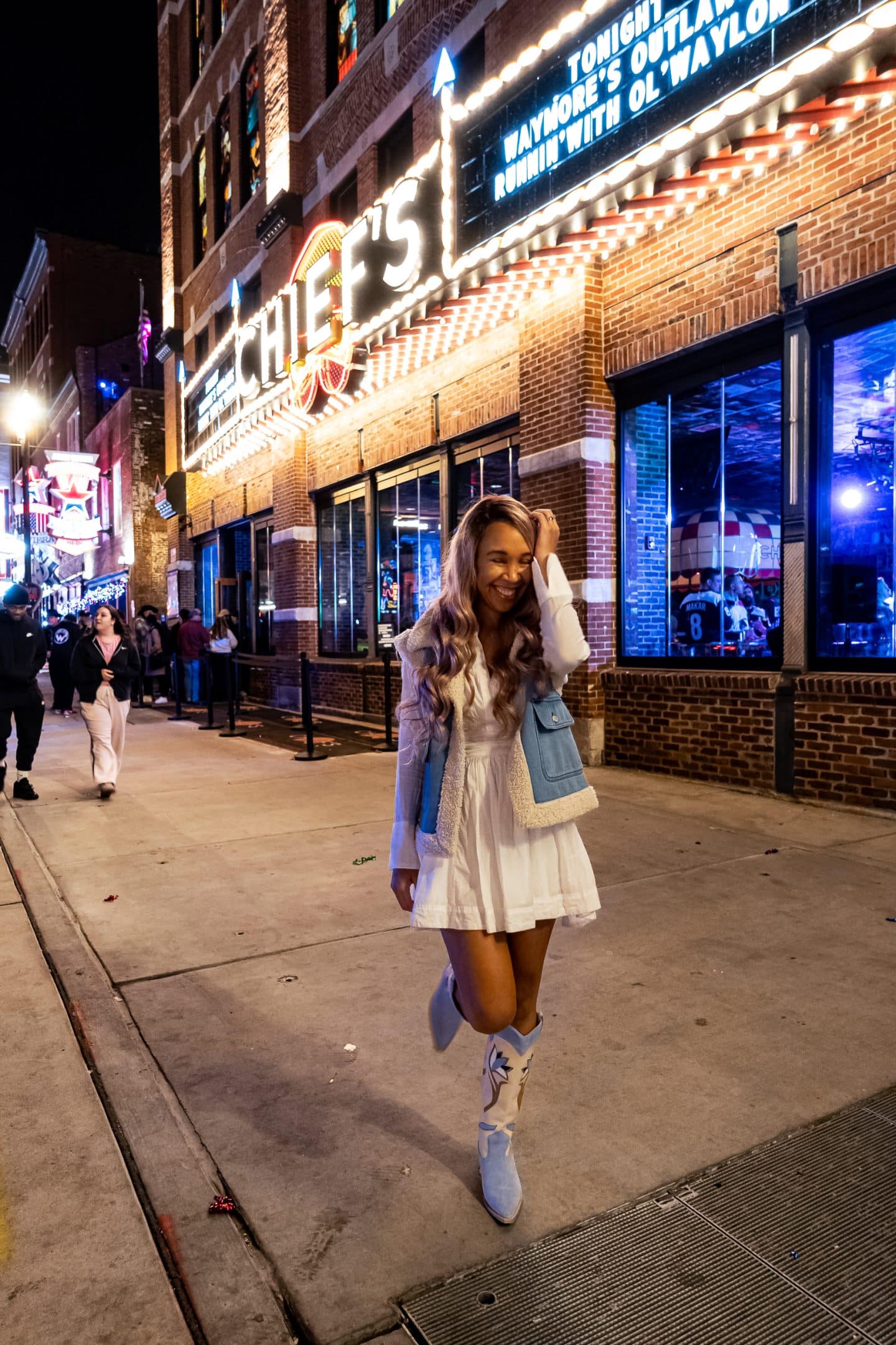 broadway bar hopping in nashville